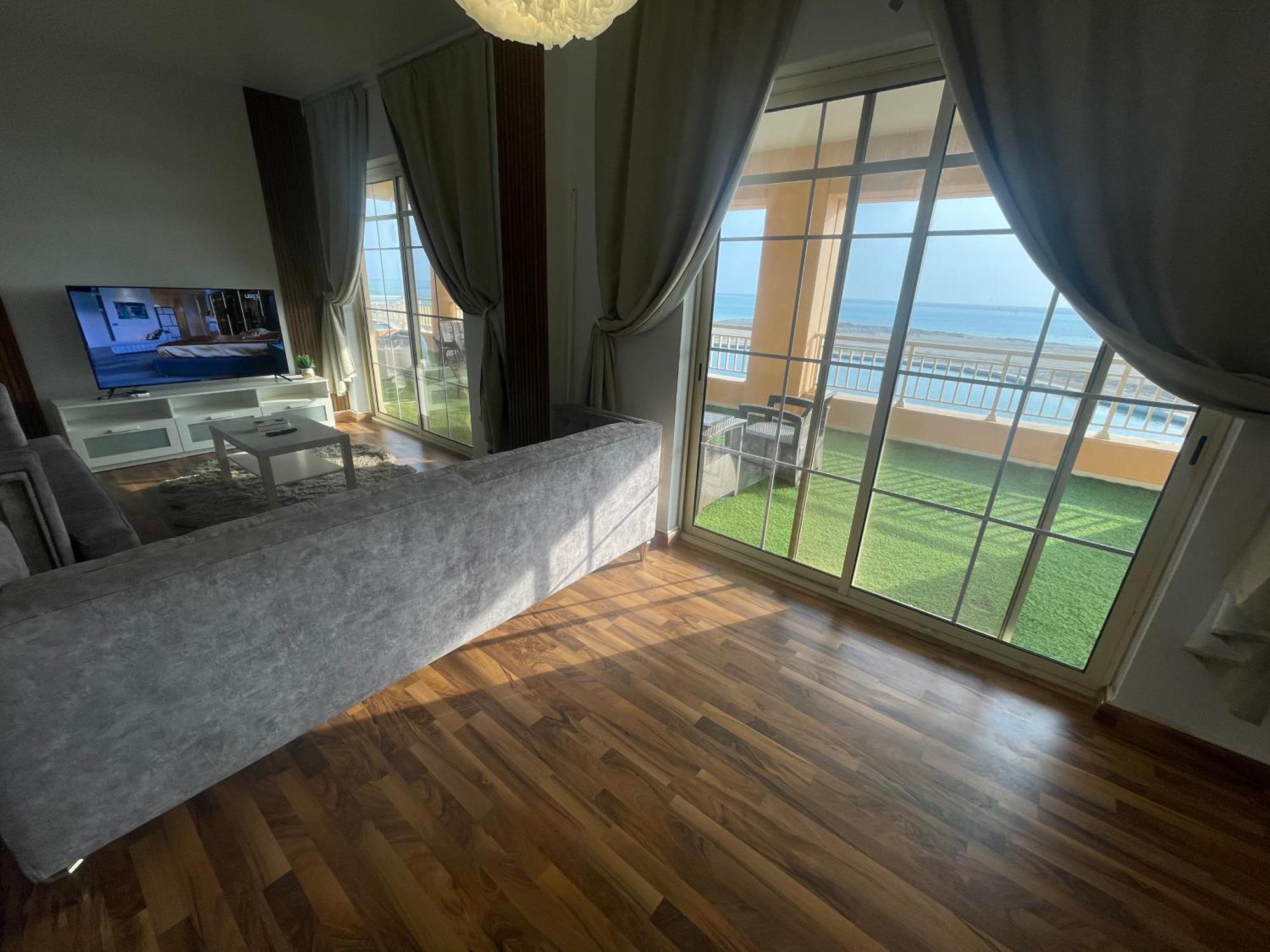 رويال مارينا بانوراما ثلاث غرف علي البحر مباشر عوائل فقط Apartment