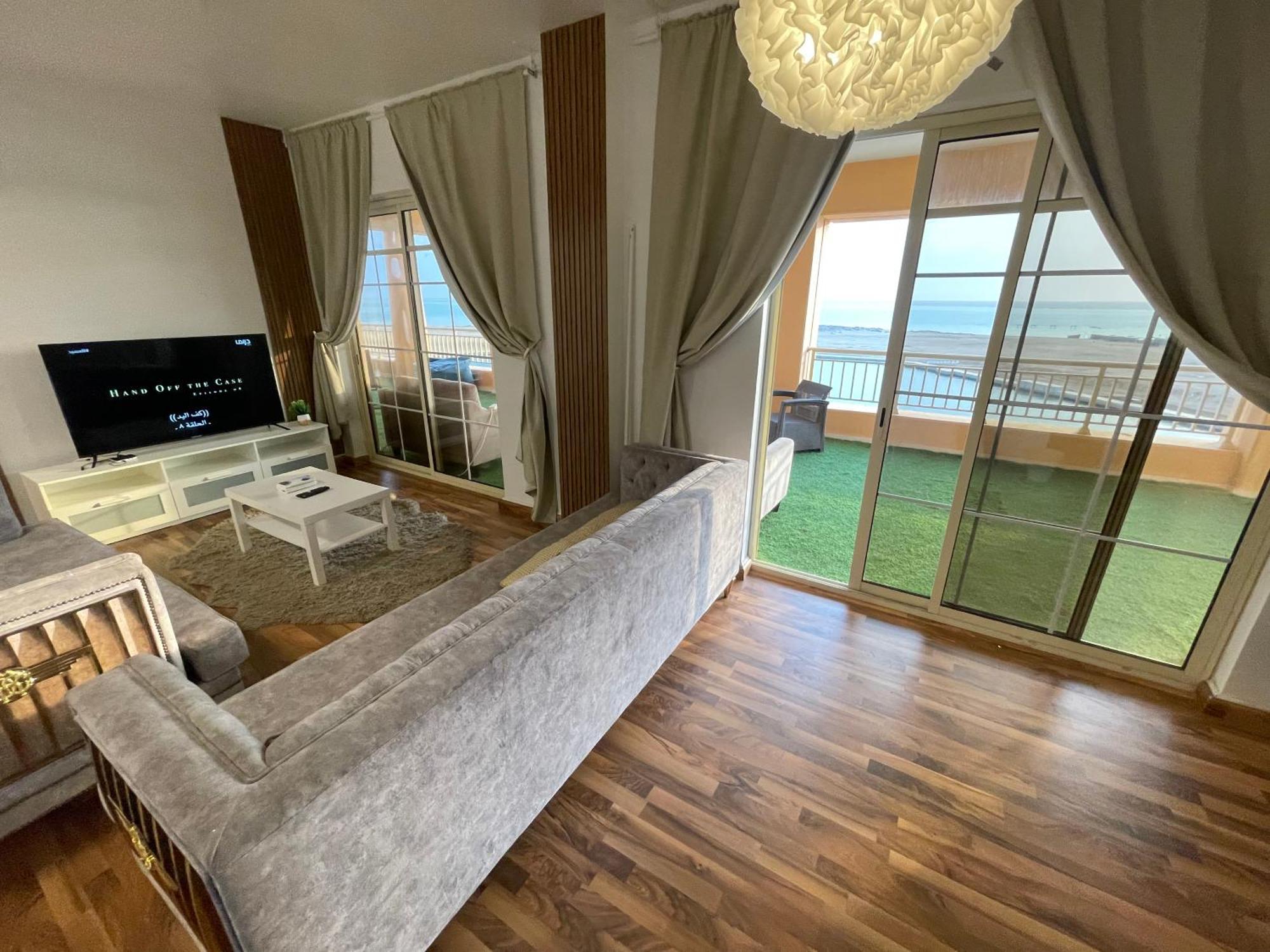 رويال مارينا بانوراما ثلاث غرف علي البحر مباشر عوائل فقط Apartment *