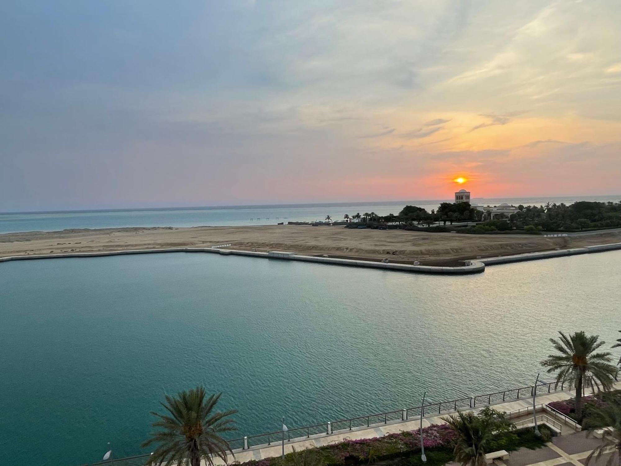 رويال مارينا بانوراما ثلاث غرف علي البحر مباشر عوائل فقط *